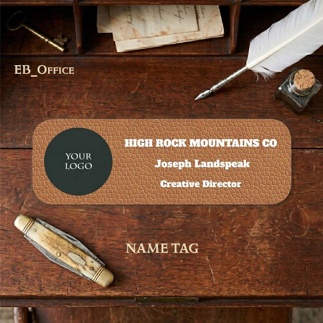Porte-nom Logo de l'entreprise sur impression en cuir marron (Classic Brown Leather Classic Name Tag.
Size: 3” x 1” rounded rectangle with logo.
)