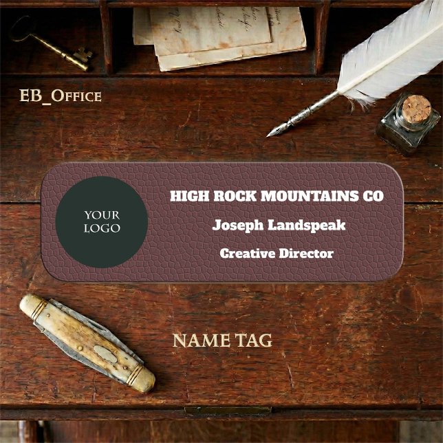Porte-nom Logo de l'entreprise sur impression en cuir marron (Copper Leather Classic Name Tag.
Size: 3” x 1” rounded rectangle with logo.
)