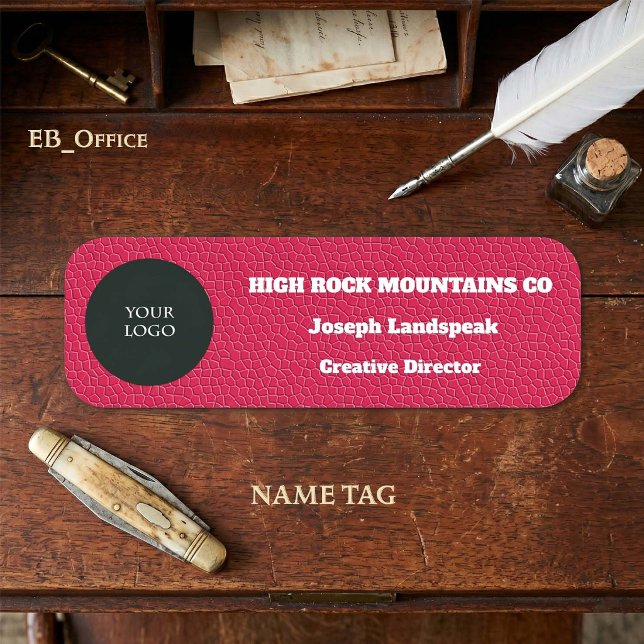Porte-nom Logo de l'entreprise sur une impression de cuir ro (Magenta Leather Classic Name Tag.
Size: 3” x 1” rounded rectangle with logo.
)