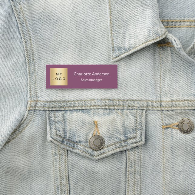 Porte-nom Logo d'entreprise violet élégant employé (En situation)