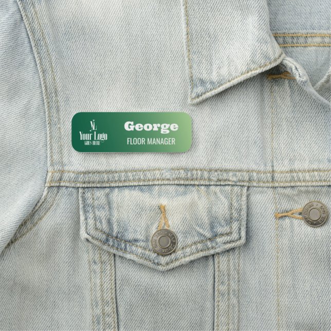 Porte-nom Logo & nom personnalisé, titre de l'employé vert (En situation)