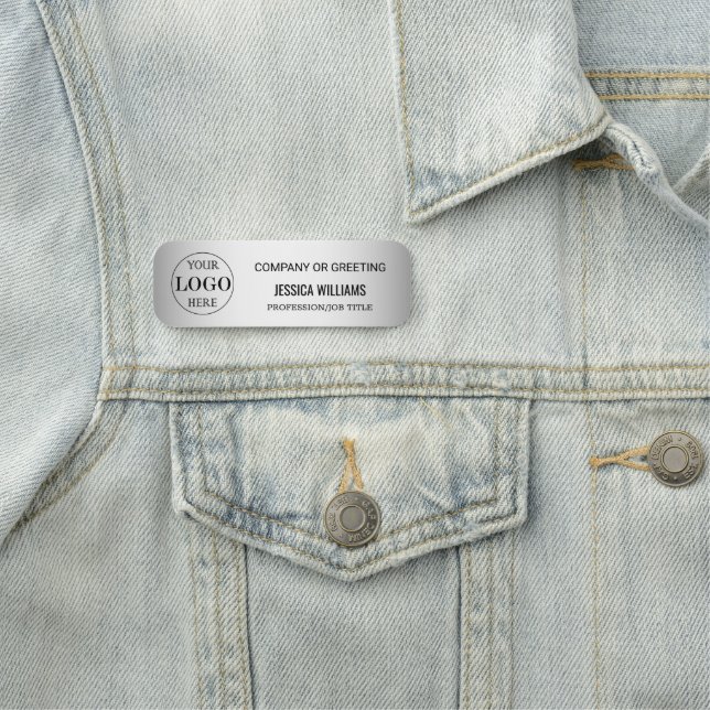 Porte-nom Logo personnalisé Arrière - plan gris flou (En situation)