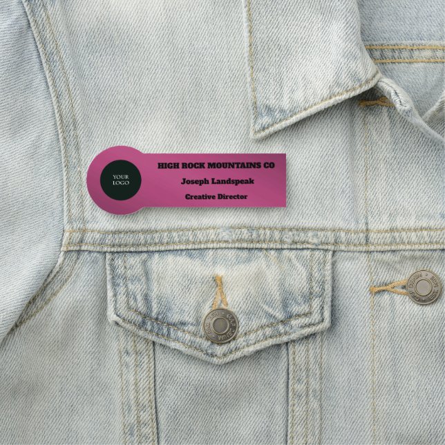 Porte-nom Logo Professionnel Employé Métal Rouge Profond (En situation)