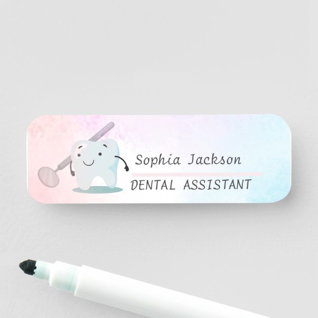 Porte-nom logo rose et bleu de l'assistant dentaire (En situation)
