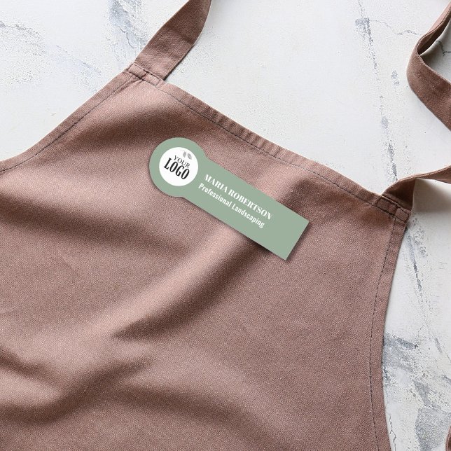 Porte-nom Logo vert Titre du travail de l'employé (Business name tag with logo and botanical green background. )