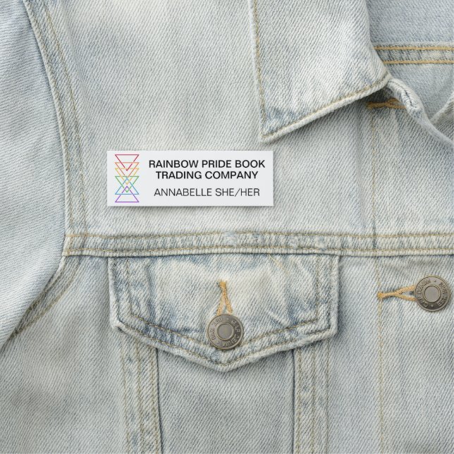 Porte-nom Magasin de Fierté Gay de la Société du Triangle Ar (En situation)
