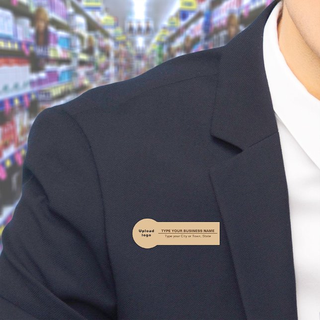 Porte-nom Marque commerciale sur un insigne Brown clair Nom  (Build brand name awareness. Your business brand on light brown badge shape name tag.)