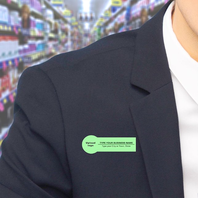 Porte-nom Marque commerciale sur un insigne vert clair Nom d (Build brand name awareness. Your business brand on light green badge shape name tag.)