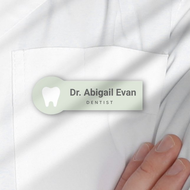 Porte-nom Modern Tooth Sage Green Professional Orthodontist (Modern Tooth Sage Green Professional Orthodontist Name Tag)