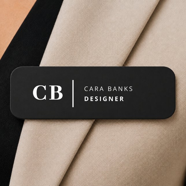 Porte-nom Monogramme stylé tendance noir et blanc moderne (Black magnetic name tag with crisp monogram layout for hotels, salons, and host teams.)
