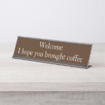 Porte-nom Pour Bureau Bienvenue Coffee Lover Funny Office cadeau<br><div class="desc">Cette conception a été créée par art numérique. Elle peut être personnalisée dans la zone fournir ou customiser en choisissant le clic pour customiser une autre option et en changeant le nom, les initiales ou les mots. Vous pouvez également modifier la couleur et le style du texte ou supprimer le...</div>
