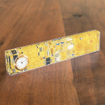 Porte-nom Pour Bureau Gustav Klimt The Kiss Vintage<br><div class="desc">Gustav Klimt Le Kiss Vintage Art Nouveau Peinture Le Kiss (En allemand : Der Kuss) a été peint par le peintre symboliste autrichien Gustav Klimt entre 1907 et 1908, le point culminant de sa période d'or, lorsqu'il peignit un certain nombre d'oeuvres dans un style doré similaire. Le tableau est largement...</div>