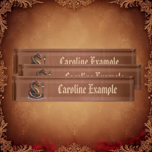 Porte-nom Pour Bureau Steampunk Dragon à côté d'un lampadaire vintage.