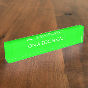 Porte-nom Pour Bureau Sur un appel de zoom néon vert texte personnalisé