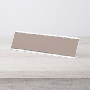 Porte-nom Pour Bureau un mur marron avec une horloge