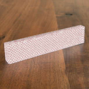 Porte-nom Pour Bureau Un tapis à motifs rouges et bruns repose sur