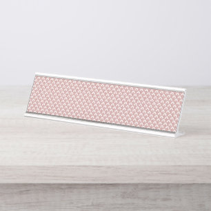 Porte-nom Pour Bureau Un tapis à motifs rouges et bruns repose sur