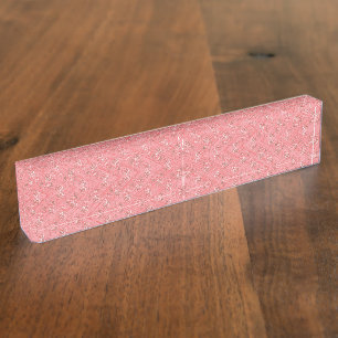 Porte-nom Pour Bureau Un tapis aux motifs rouges et roses présente un dé