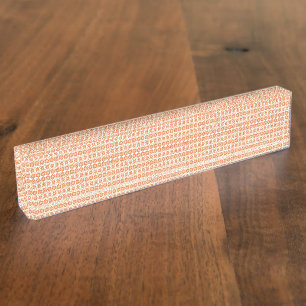 Porte-nom Pour Bureau Un tapis orange avec un motif texturé se trouve à