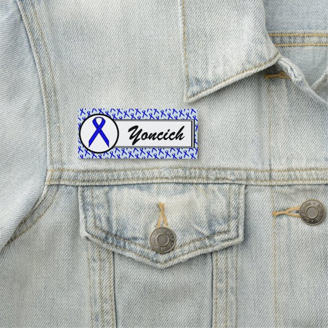 Porte-nom Ruban Blue Standard par Kenneth Yoncich (En situation)