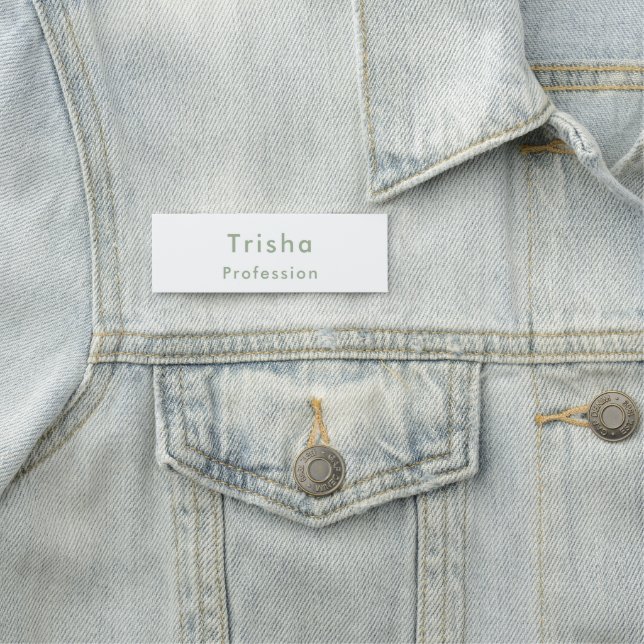 Porte-nom Sage Green Modern Script Custom Employee ID (En situation)