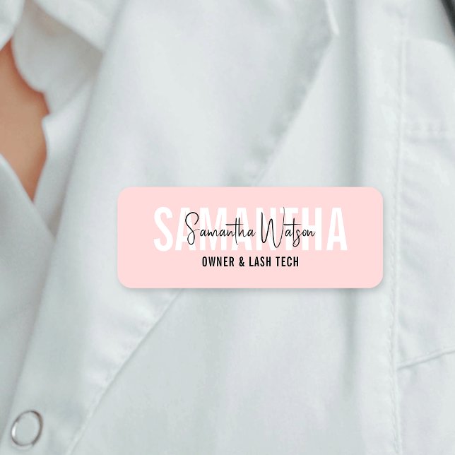 Porte-nom Salon Lash de beauté moderne Blush rose esthétique (Feminine blush pink name tags with fully editable text and colors, suitable for any profession)