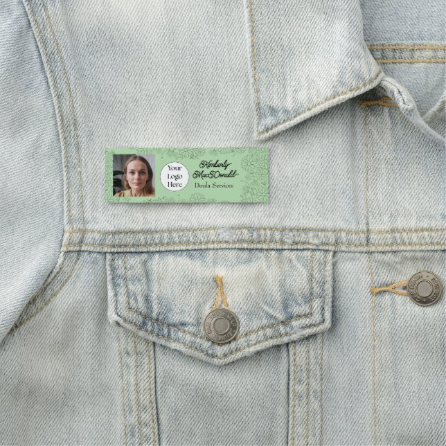 Porte-nom Services de doula de script vert sauge (En situation)