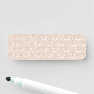 Porte-nom un motif à damiers beige et blanc sur une banquett