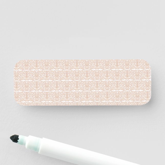 Porte-nom un motif à damiers beige et blanc sur une banquett (En situation)