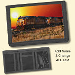 Portefeuille À 3 Volets Ajouter un message de nom - Train de locomotives d<br><div class="desc">UP Freight Train à Sunset - tout passionné de train diesel aimera ce design. - Ajouter un nom ou un texte - ou supprimer - Voir ma boutique pour plus de cadeaux de train.</div>