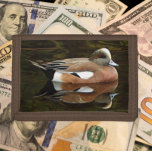 Portefeuille À 3 Volets American Wigeon Duck on Pond<br><div class="desc">Pour les amateurs de nature et de faune ! Sécurisez argent et cartes de crédit avec ce porte-monnaie qui présente la photo d'un canard wigeon américain mâle,  également connu sous le nom de Baldpate,  avec sa réflexion sur un étang. Sélectionnez la couleur de votre portefeuille.</div>