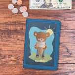 Portefeuille À 3 Volets Amusant Ours Manger Crème glacée Kid Wallet bleu<br><div class="desc">Un joli porte-monnaie pour les enfants avec un ours brun idiot qui mange un cône géant de crème glacée. Personnalisez-le avec le nom de l'enfant. © ArianeC Illustrations-Tous droits réservés</div>