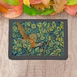 Portefeuille À 3 Volets Arts & Artisanat Charme - Pheasant Vintage<br><div class="desc">Entrez dans l'élégance avec ce Portefeuille triplé de faisan, qui présente des oeuvres classiques de William Morris et John Dearle. Inspiré par la nature, ses motifs complexes et ses teintes vibrantes incarnent le mouvement des Arts et de l'Artisanat intemporel. Ce porte-monnaie offre plus qu’une simple organisation, c’est un patrimoine artistique...</div>