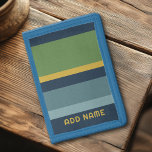 Portefeuille À 3 Volets Bleu Motif Bleu Vert vintage<br><div class="desc">Ajoutez votre nom à ce design masculin avec des rayures audacieuses. Un design rétro avec une police d'inspiration les années 70 et un motif minimal. Toutes les couleurs peuvent être modifiées. Créez le vôtre et changez les couleurs en votre combinaison préférée.</div>