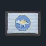 Portefeuille À 3 Volets Boys Blue Watercolor Dinosaure and Name Kids<br><div class="desc">Ce joli design présente un dinosaure bleu et or à l'aquarelle peint à la main avec un arrière - plan rayé,  et peut être personnalisé avec le nom de votre garçon. Parfait pour tous les dinosaures amoureux des enfants premier portefeuille. Découvrez notre magasin pour d'autres magnifiques designs !</div>