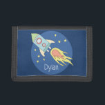 Portefeuille À 3 Volets Boys Colorful Rocket Ship Space Motif et nom<br><div class="desc">Ce magnifique porte-monnaie pour enfants présente un magnifique et coloré vaisseau-fusée tiré à la main dans l'espace. Le design dispose également d'un endroit où vous pouvez ajouter votre nom de garçon. Parfait pour tout petit-déjeuner ou premier porte-monnaie enfant !</div>