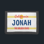 Portefeuille À 3 Volets Californie plaque d'immatriculation retro style pe<br><div class="desc">Plaque d'immatriculation californienne style rétro personnalisé Trifold Wallet cadeau. Faites votre propre porte-monnaie de plaques d'immatriculation de voiture vanité. Thème automobile cool idée cadeau d'anniversaire pour lui ou elle. Personnalisez-vous avec votre propre nom ou numéro de plaque. Modèle de typographie en script rouge avec coucher de soleil jaune. République de...</div>
