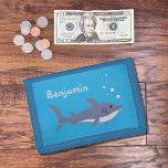 Portefeuille À 3 Volets Cartoon Shark Kid Wallet bleu<br><div class="desc">Un joli porte-monnaie bleu pour les enfants avec l'illustration d'un requin caricaturiste nageant. Fait un cadeau génial pour les garçons ou les filles. Personnalisez-le avec un nom si vous le souhaitez,  en utilisant le modèle fourni. © ArianeC Illustrations-Tous droits réservés</div>