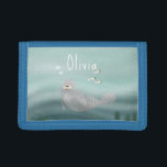 Portefeuille À 3 Volets Filles Bleu mignon sous la mer Phoque de l'océan E<br><div class="desc">Ce porte-monnaie pour enfants mignon et douillet présente une illustration de phoque de l'océan avec du poisson, des algues et un arrière - plan à vague bleue. Il y a aussi de l'espace sur le coussin pour ajouter votre propre personnalisation : un nom dans la typographie lunatique. Le cadeau idéal...</div>