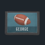 Portefeuille À 3 Volets Garçons Cool et Sporty American Football Enfants<br><div class="desc">Ce porte-monnaie cool et moderne présente une illustration de football américain/rugby et peut être personnalisé avec le nom de votre garçon dans une typographie sportive. Parfait pour un passionné de sport !</div>
