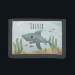 Portefeuille À 3 Volets Garçon's Cute Ocean Shark and Name Kids<br><div class="desc">Ce porte-monnaie pour enfants cool présente un dessin de requin avec du poisson et des algues et peut être personnalisé avec le nom de votre garçon. Parfait pour un jeune amoureux de l'océan ! Consultez notre magasin pour d'autres articles amusants sur le thème de la mer.</div>