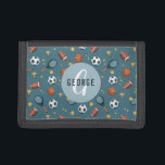 Portefeuille À 3 Volets Garçons Sport Cool Monogrammes Enfants<br><div class="desc">Ce porte-monnaie monogramme pour enfant cool et moderne est doté d'un motif d'illustration sportive, avec un ballon de football, de basket, de raquette de tennis et de trophées, et peut être personnalisé avec le nom de votre garçon et l'initiale dans la typographie sportive. Le cadeau monogrammé parfait pour tout amateur...</div>