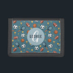 Portefeuille À 3 Volets Garçons Sport Cool Monogrammes Enfants<br><div class="desc">Ce porte-monnaie monogramme pour enfant cool et moderne est doté d'un motif d'illustration sportive, avec un ballon de football, de basket, de raquette de tennis et de trophées, et peut être personnalisé avec le nom de votre garçon et l'initiale dans la typographie sportive. Le cadeau monogrammé parfait pour tout amateur...</div>