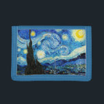 Portefeuille À 3 Volets La nuit étoilée par Vincent Van Gogh<br><div class="desc">Le tableau est dominé par un ciel nocturne rempli d'étoiles et de lune. Il occupe les trois quarts de l'image et semble turbulent, voire agité, avec des motifs intensément tourbillonnants qui semblent rouler à travers sa surface comme des vagues. Il est tapissé d'orbes brillantes, dont la lune du croissant à...</div>