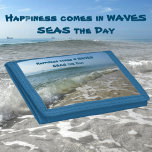 Portefeuille À 3 Volets Le bonheur vient en mer des vagues le jour<br><div class="desc">Le bonheur arrive en VAGUES... SEAS the Day ! Des vagues se brisant sur le rivage et des navires océaniques au large à l'horizon lointain offrent une vue commune, mais belle, sur l'océan depuis la plage de Fort Lauderdale en Floride. C'est un paysage maritime de sable, de mer et de...</div>