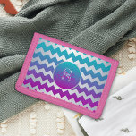Portefeuille À 3 Volets Lignes et nom de l'Ombre Zigzag Turquoise moderne<br><div class="desc">Design moderne moderne et personnalisé à la mode porte-monnaie triplé avec lignes en zigzag argent sur turquoise/violet/dégradé arrière - plan. Le texte est entièrement personnalisable.</div>