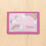 Portefeuille À 3 Volets Magical Rainbow Unicorn rose Filles personnalisées<br><div class="desc">Un joli porte-monnaie à licorne avec des étoiles et un arc-en-ciel sur un arrière - plan rose clair. Personnalisez avec son nom pour faire un cadeau amusant pour une petite fille.</div>