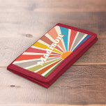 Portefeuille À 3 Volets Moderne Rétro Nom personnalisé Amusant Vintage Arc<br><div class="desc">Présentation du portefeuille de nom personnalisé avec une illustration Vintage Rainbow Sun Burst moderne et amusante. Ce porte-monnaie est une pièce unique et personnalisée, qui présente un design dynamique et coloré d'éclatement de soleil, rappelant l'esthétique rétro des années 60 et les années 70. L'illustration super de sunburst couleur arc-en-ciel sur...</div>