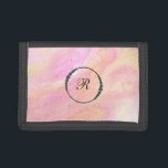 Portefeuille À 3 Volets Monogramme iridescent de marbre rose de *~*<br><div class="desc">Ajoutez une certaine beauté abstraite à la façon dont vous portez l'argent. L'arrière - plan est un pastel de marbre rose succulent doux avec certains éclabousse du blanc et du jaune. Un cadre de diamant noir de faux est là pour votre initiale. Note : vous pouvez changer la police si...</div>