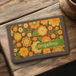 Portefeuille À 3 Volets Motif Floral Retro tendance Bloc de nom personnali<br><div class="desc">Un design floral et audacieux aux tons colorés d'or, d'orange et de vert avec un bloc de couleur amusant pour ajouter votre nom ou n'importe quel texte. La folle motif aux fleurs a une variété de couleurs. Vous pouvez ajouter un nom, un monogramme ou un autre texte personnalisé. Si vous...</div>